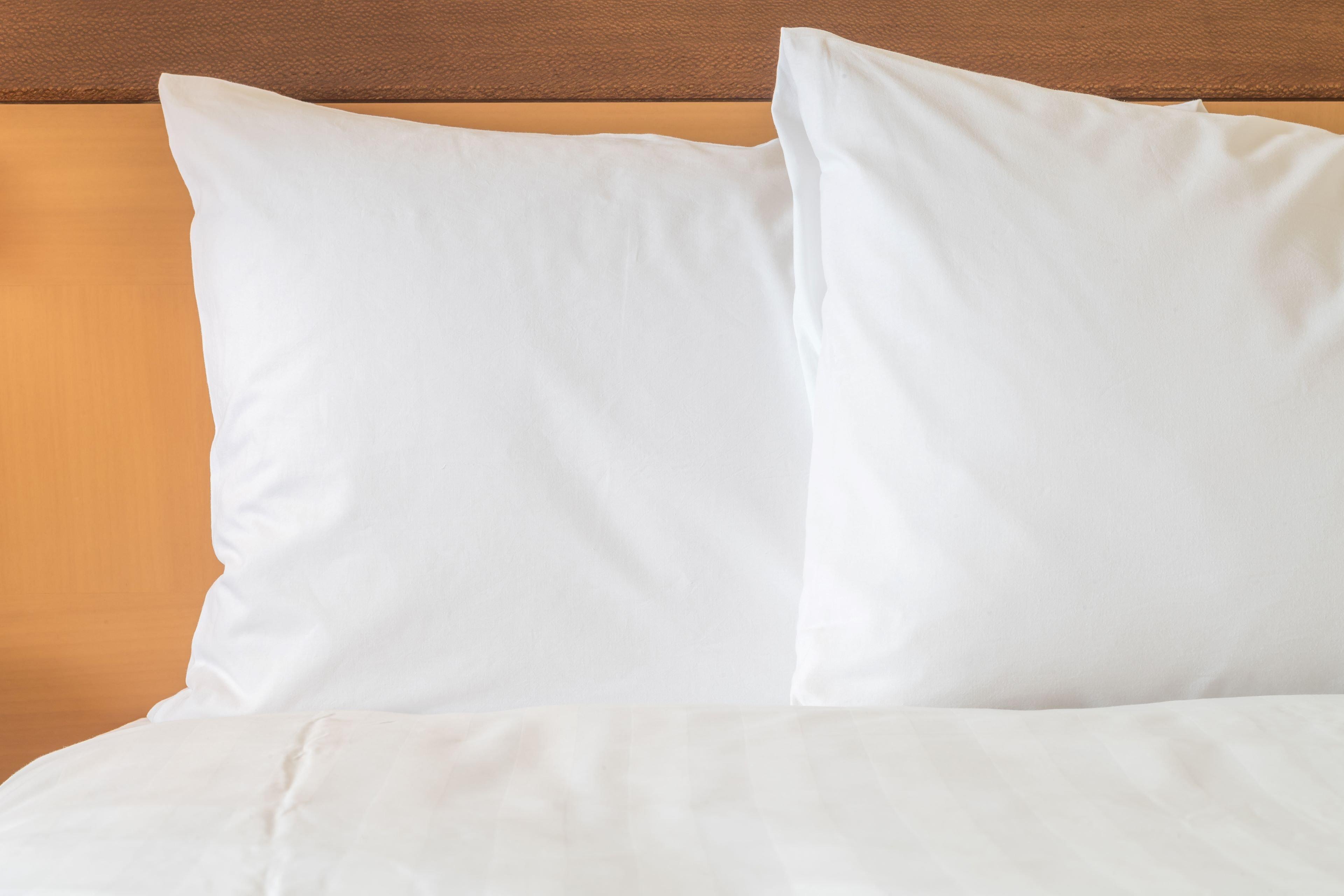 Holiday Inn Thessaloniki By Ihg Zewnętrze zdjęcie Two pillows on a bed