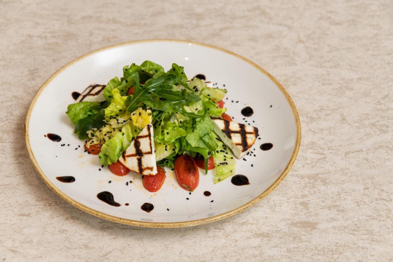 Holiday Inn Thessaloniki By Ihg Zewnętrze zdjęcie A salad with balsamic vinegar