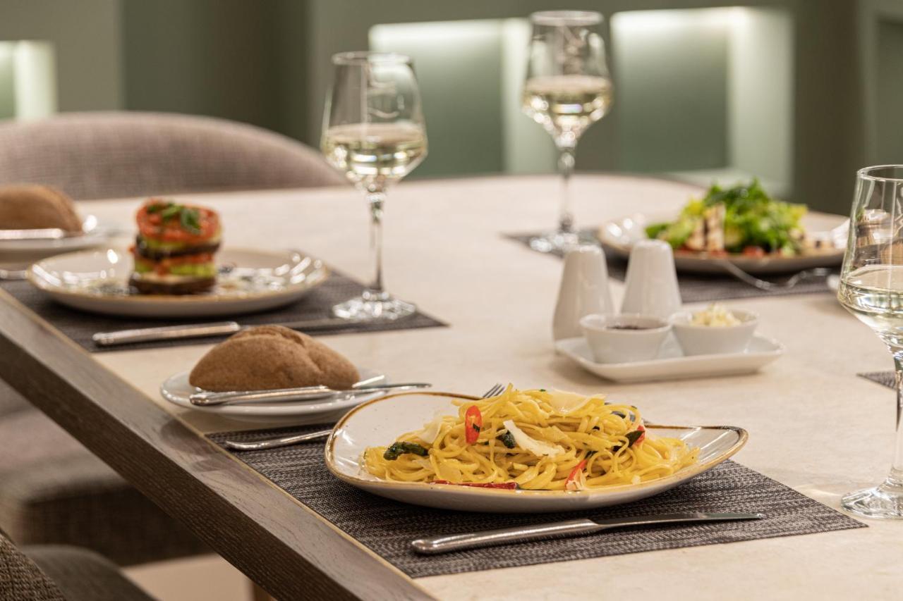 Holiday Inn Thessaloniki By Ihg Zewnętrze zdjęcie A meal served in the First Class lounge at Frankfurt Airport