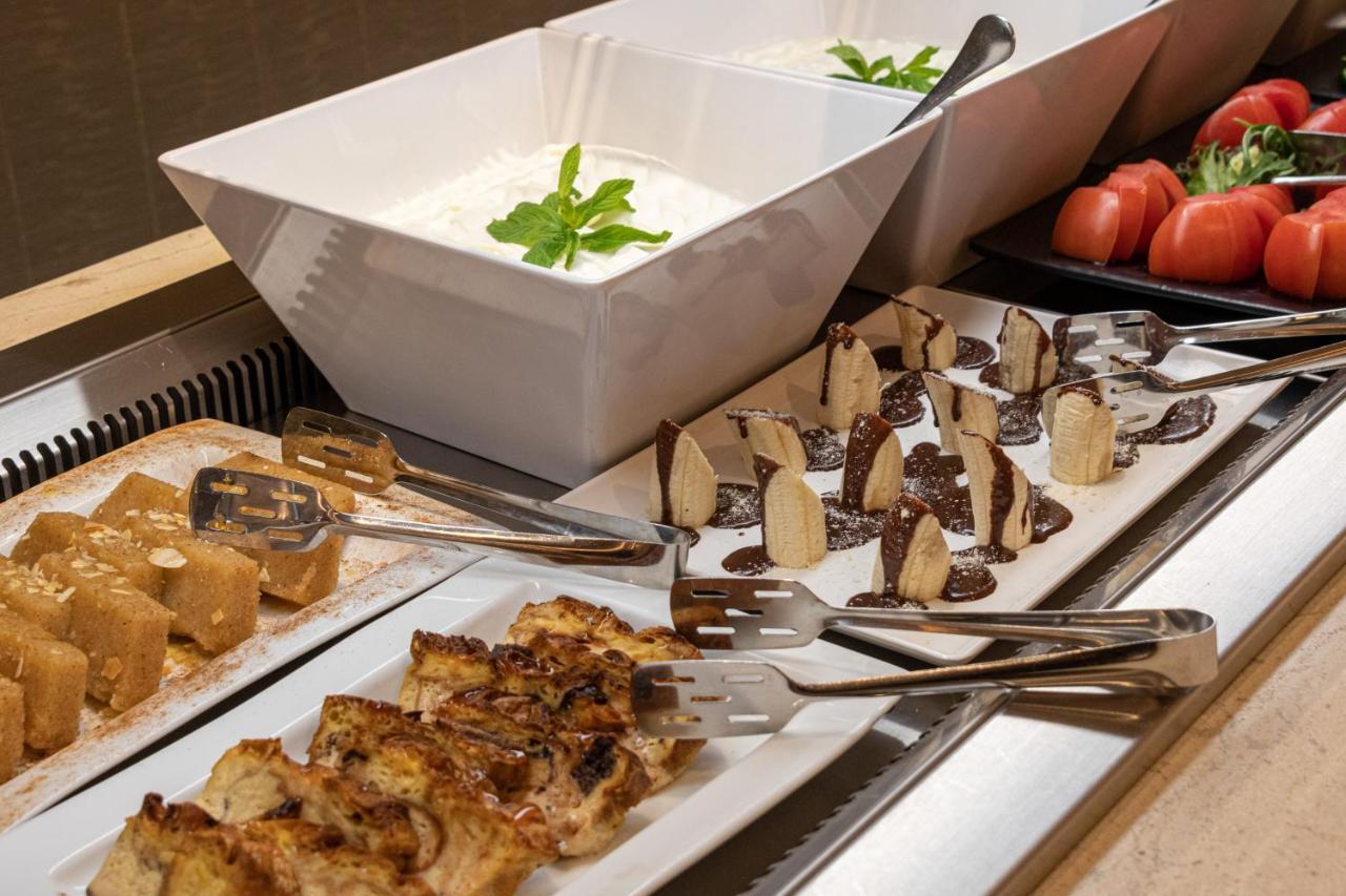 Holiday Inn Thessaloniki By Ihg Zewnętrze zdjęcie A buffet with a hot plate