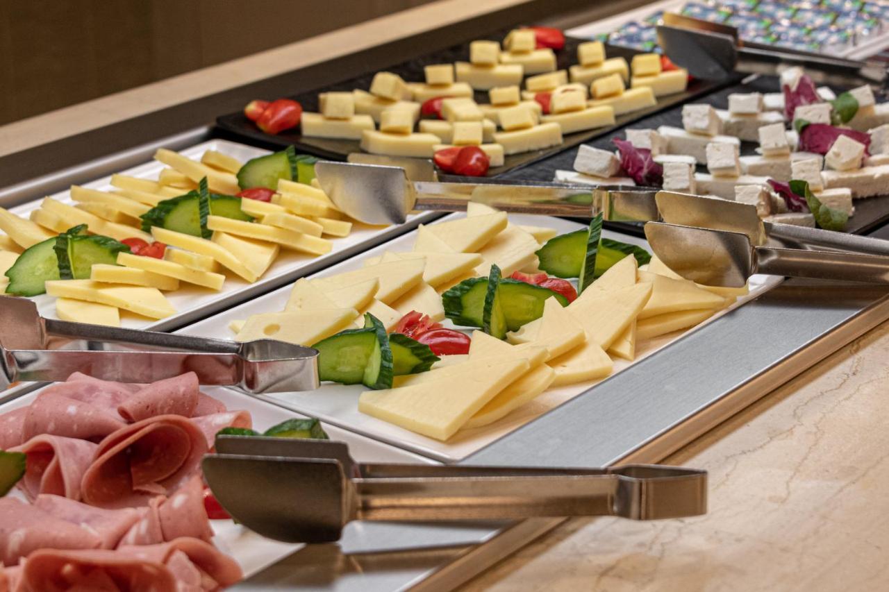 Holiday Inn Thessaloniki By Ihg Zewnętrze zdjęcie A cheese platter