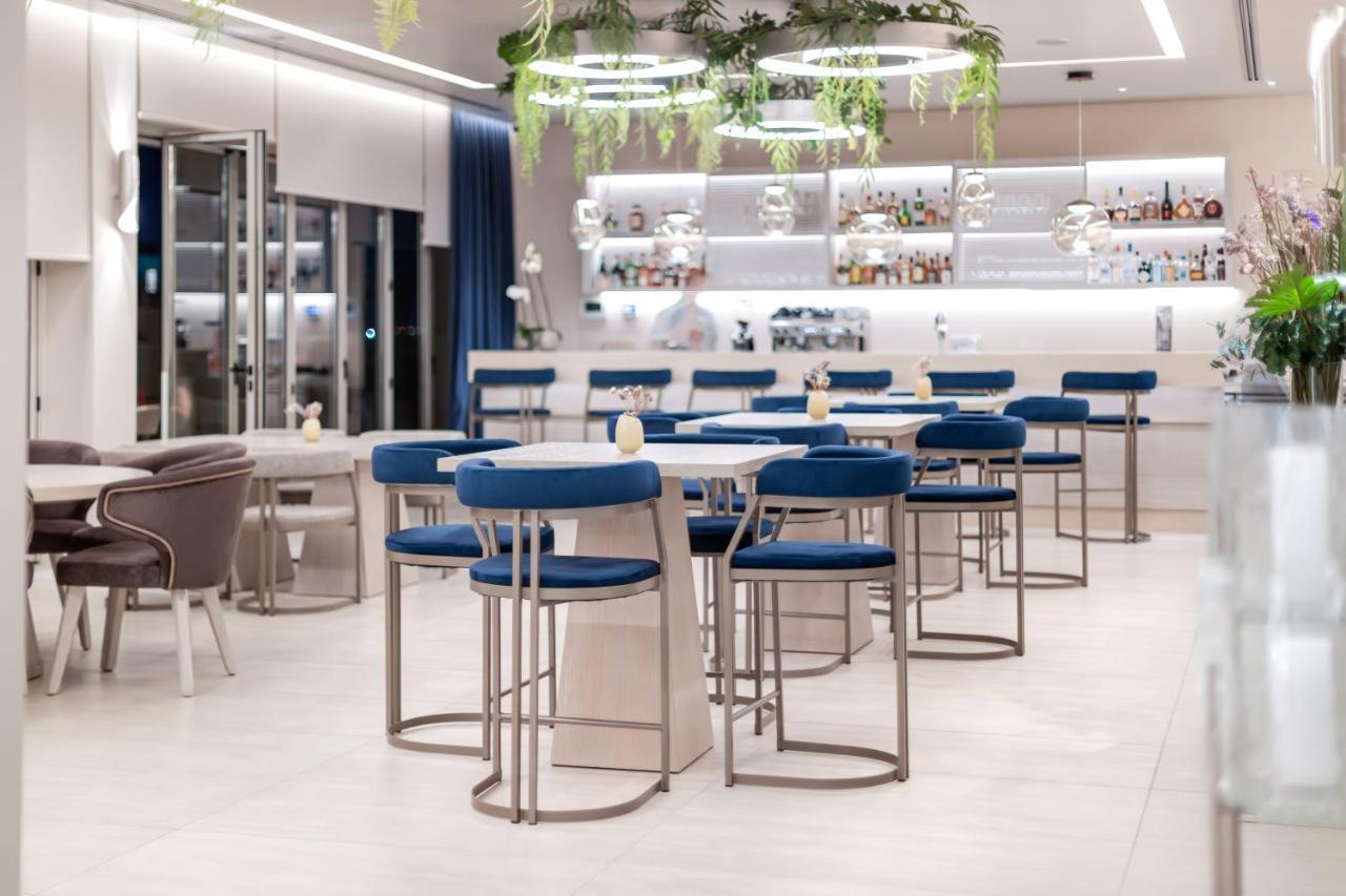 Holiday Inn Thessaloniki By Ihg Zewnętrze zdjęcie The lounge at the airport