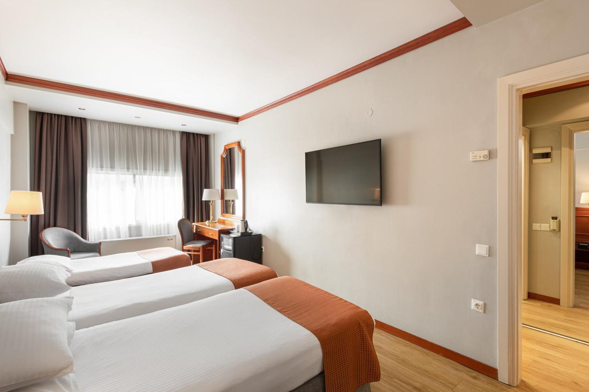 Holiday Inn Thessaloniki By Ihg Zewnętrze zdjęcie A room at NH Hoteles in Madrid, Spain