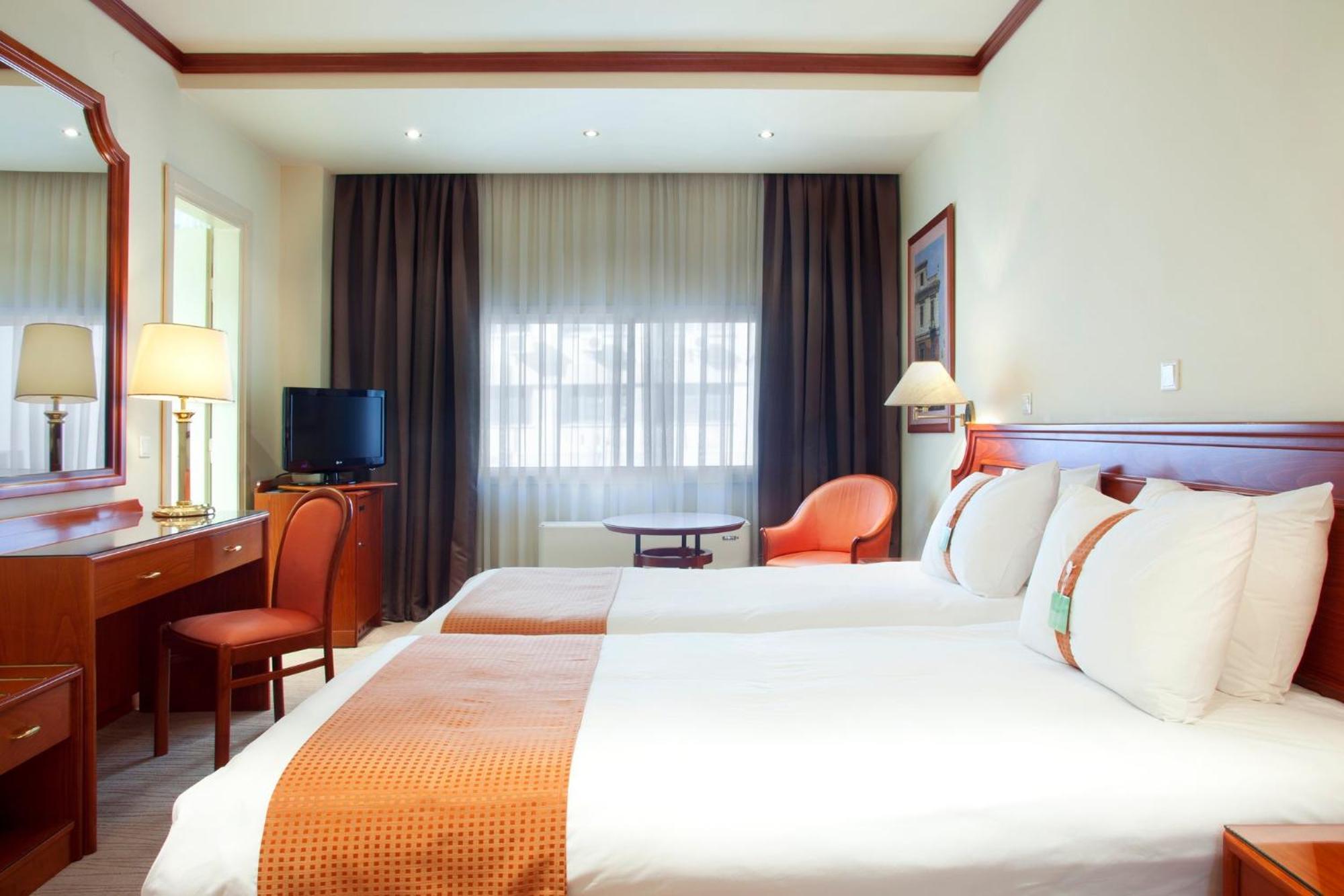 Holiday Inn Thessaloniki By Ihg Zewnętrze zdjęcie A room at the Holiday Inn, London-Kensington