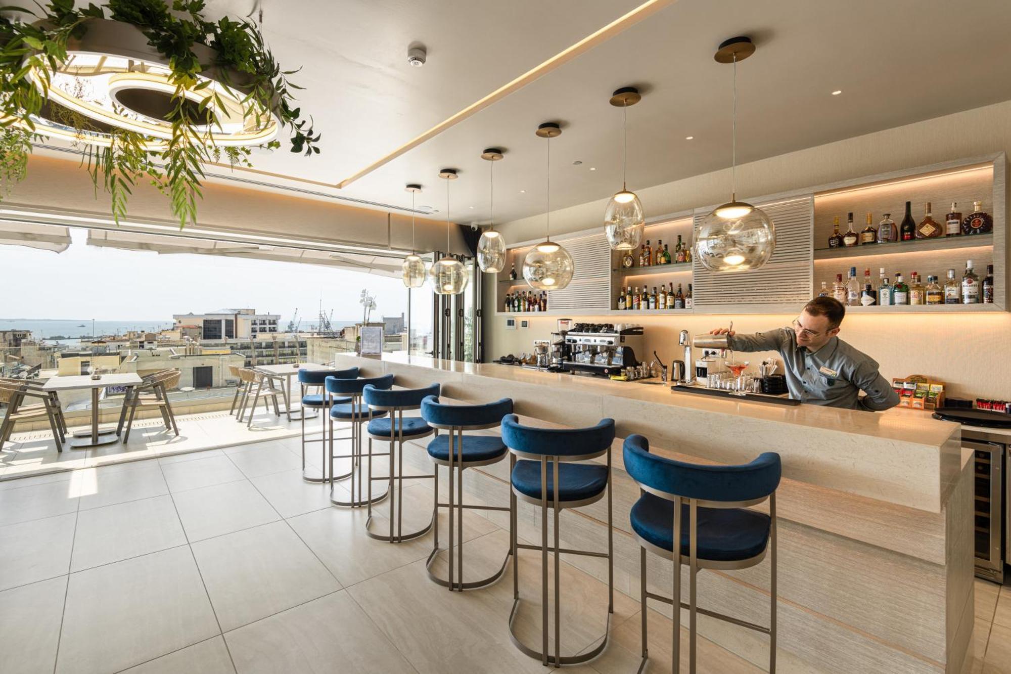 Holiday Inn Thessaloniki By Ihg Zewnętrze zdjęcie The bar at the 100th floor
